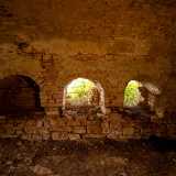 Osserviamo anche delle aperture laterali ad arco. �Sembrano finestre ma quasi sicuramente erano usate come mangiatoie - sottolinea Greco, presidente dell'Archeoclub Bari -. Il foraggio di cui si cibavano gli animali era facilmente reperibile nei dintorni�